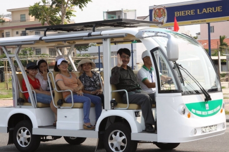 dua-xe-dien-chay-nang-luong-mat-troi-vao-phuc-vu-khach-du-lich-tai-da-nang